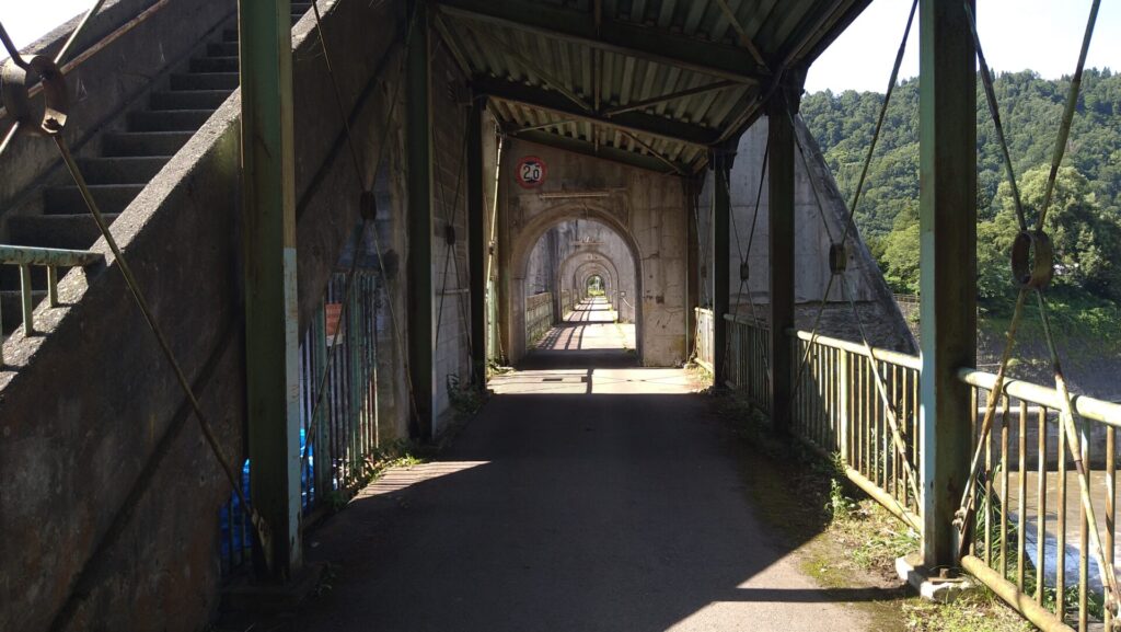 右岸から見た西大滝ダムの天端