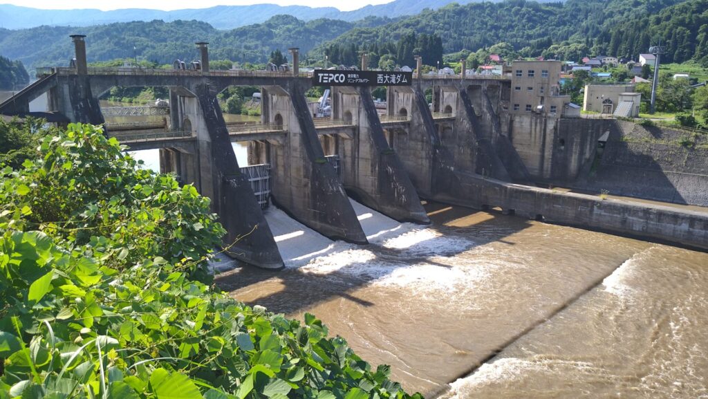 右岸から見た西大滝ダム