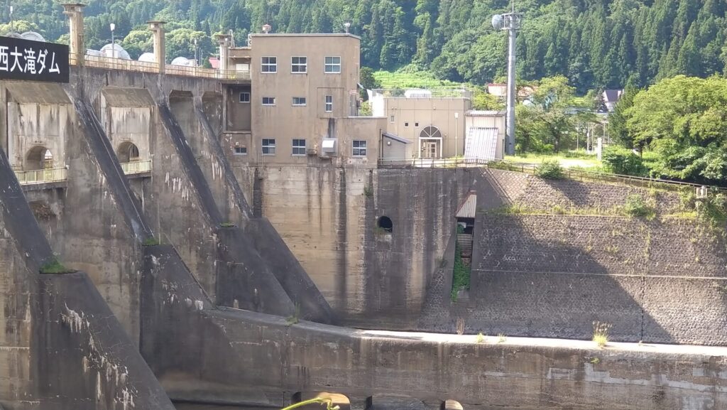 西大滝ダムの謎の穴