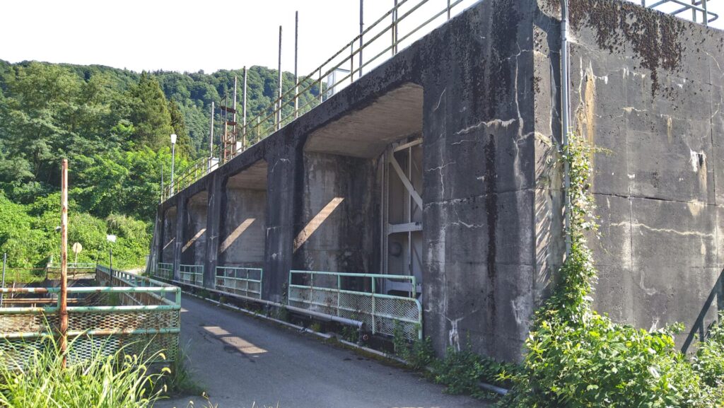 西大滝ダム沈砂池のゲート