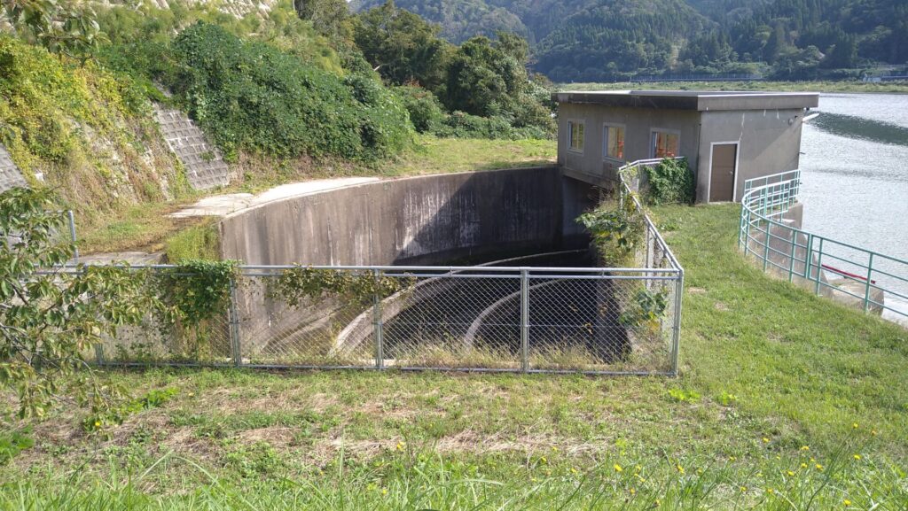 荒川頭首工の右岸取水口