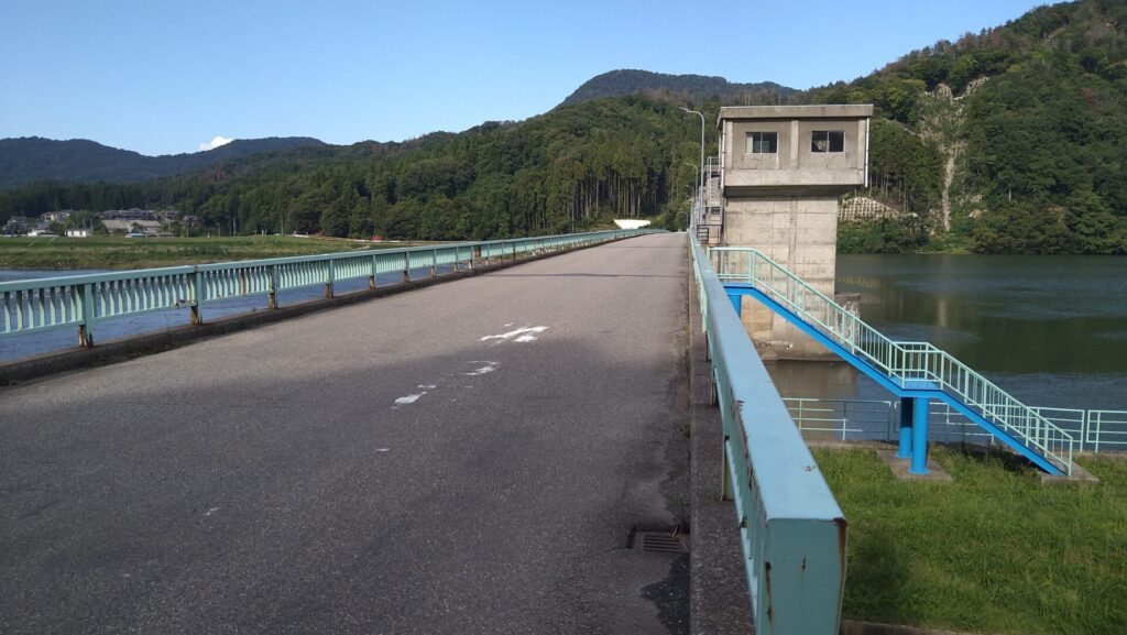 荒川頭首工に架かる橋