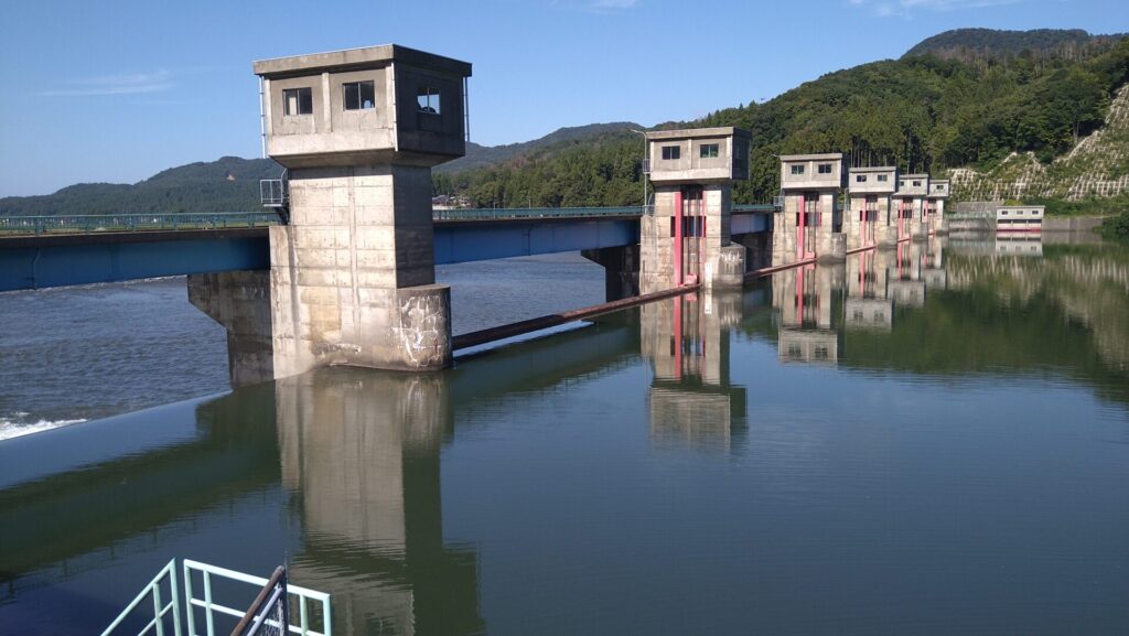 左岸の上流側から見た荒川頭首工