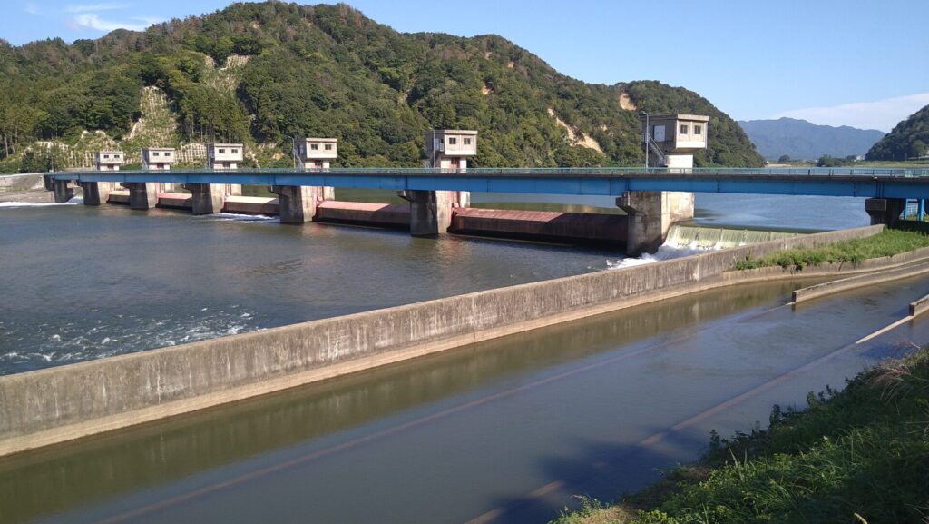 左岸の下流側から見た荒川頭首工
