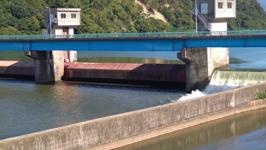 荒川頭首工のゲート