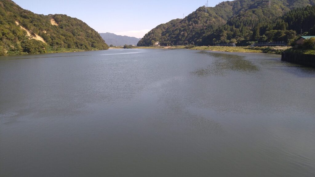 荒川頭首工の上流側