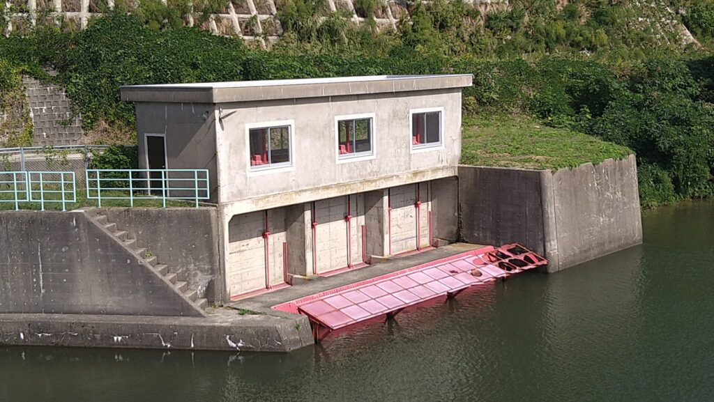 荒川頭首工の右岸取水口