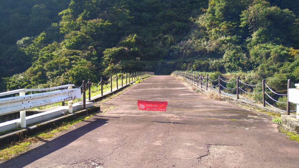 長福寺ダムの天端