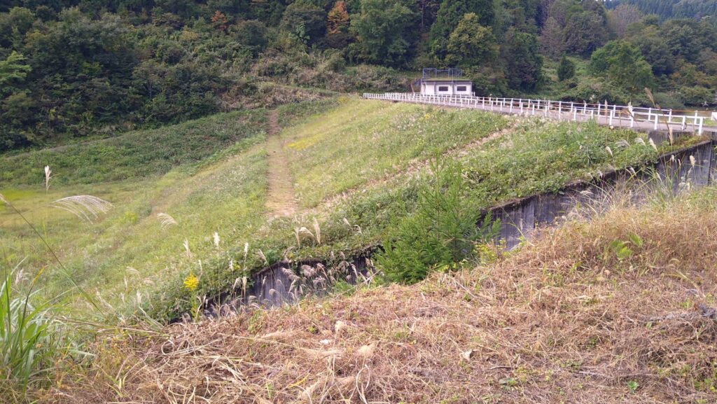 左岸の下流側から見た五升苗ダム