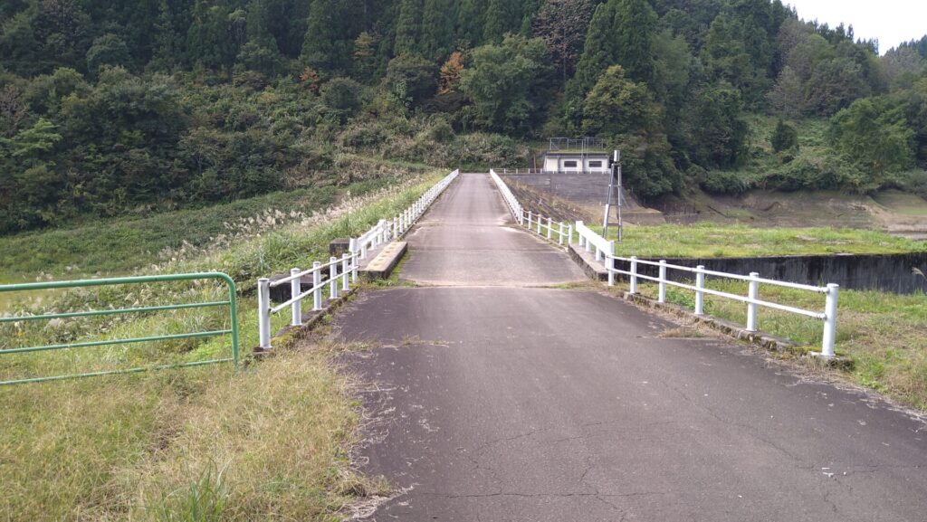 左岸から見た五升苗ダムの天端