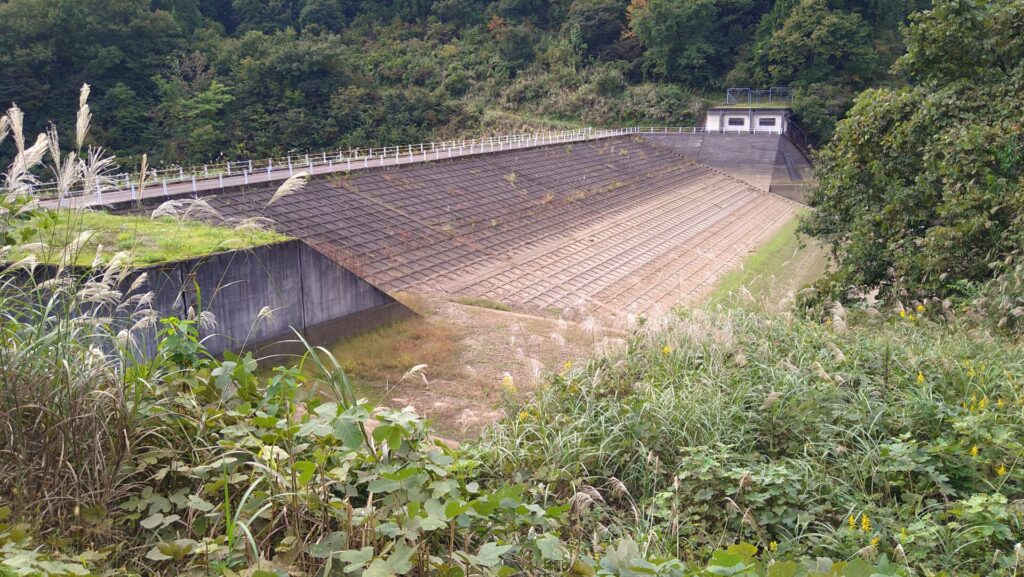 左岸の上流側から見た五升苗ダム