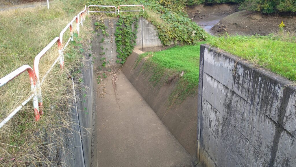 貝の沢池の洪水吐
