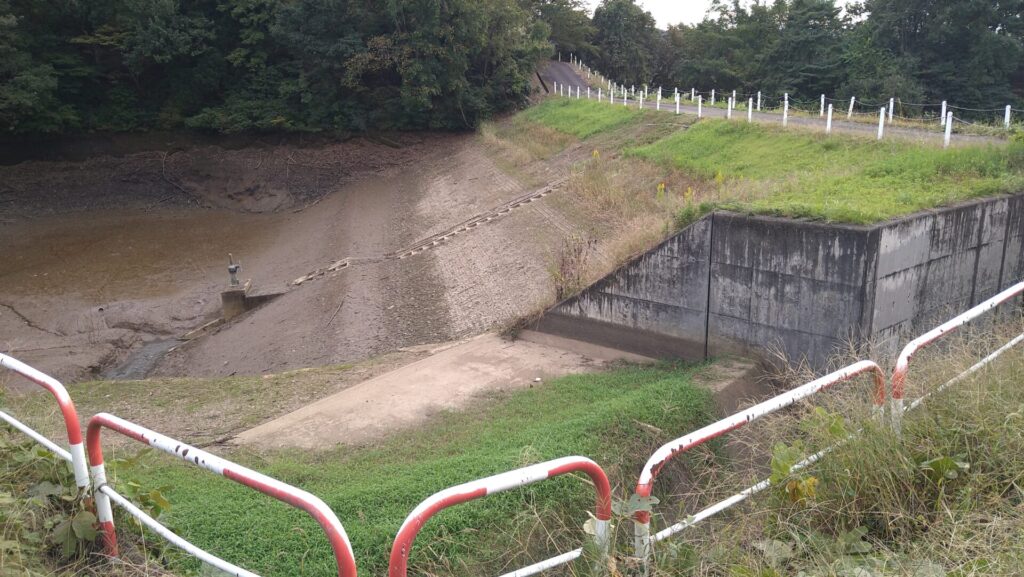 右岸から見た貝の沢池の堤体