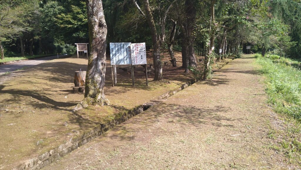 加茂市水道貯水池1号の上流側の広場