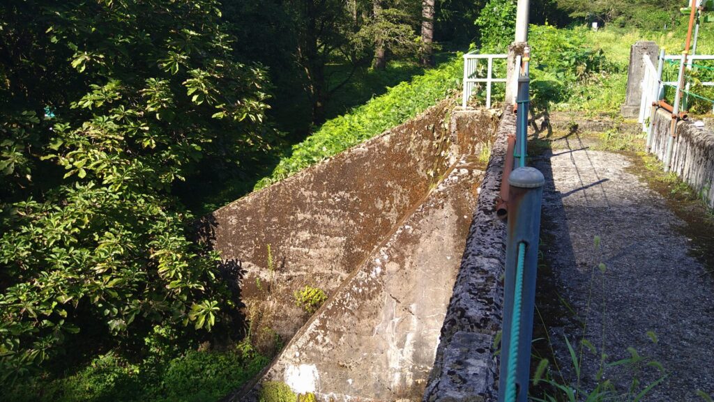 加茂市水道貯水池1号の天端