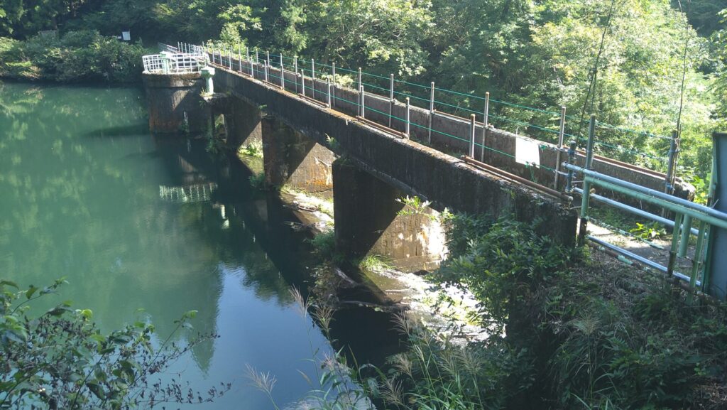 加茂市水道貯水池2号の上流側