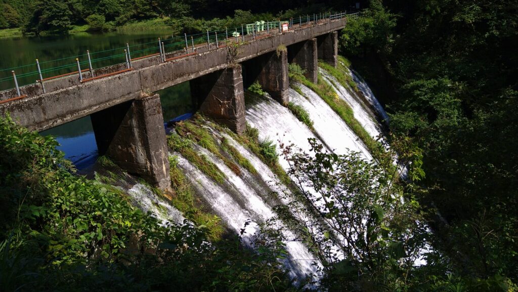下流側から見た加茂市水道貯水池2号