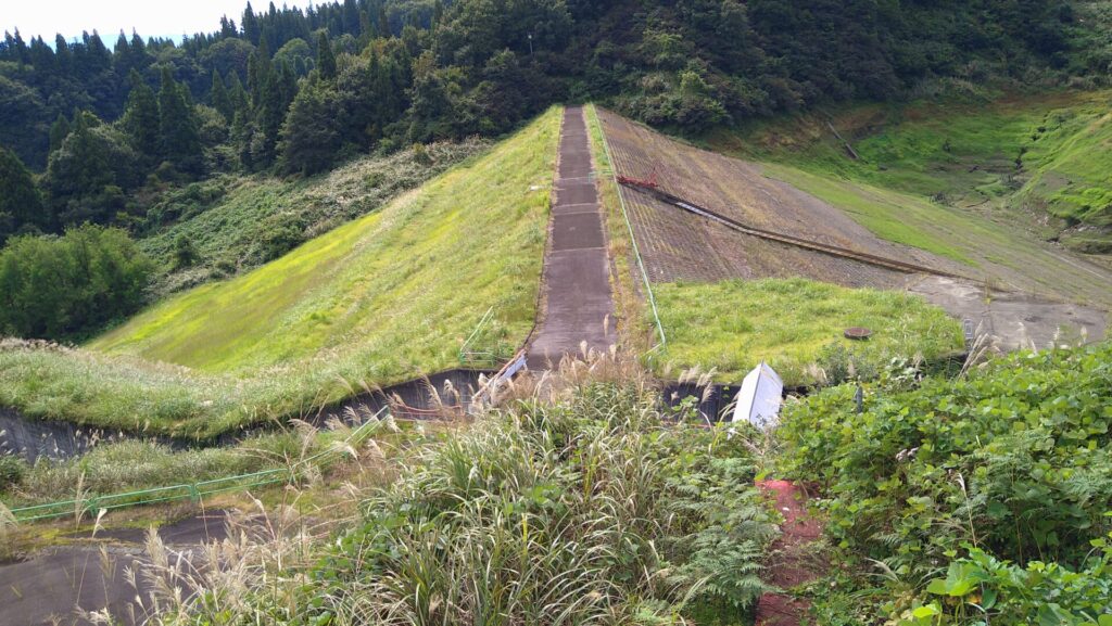 川西ダムの天端