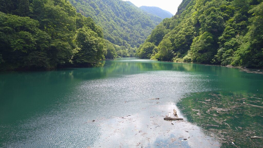 穴藤ダムのダム湖