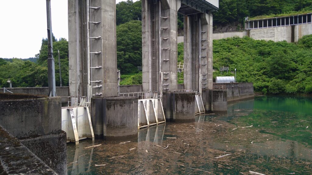 穴藤ダムの上流側