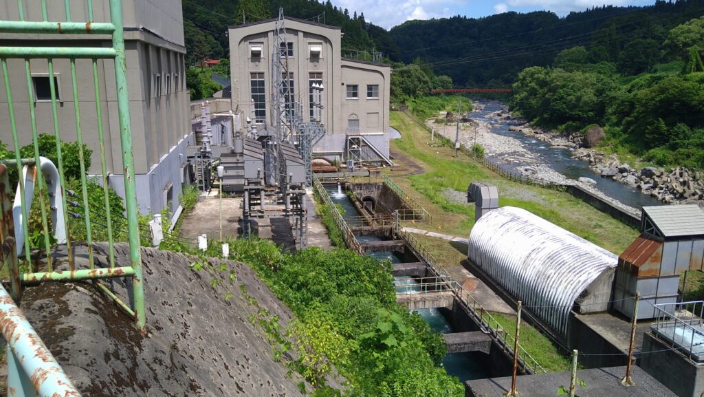 穴藤ダムの水路