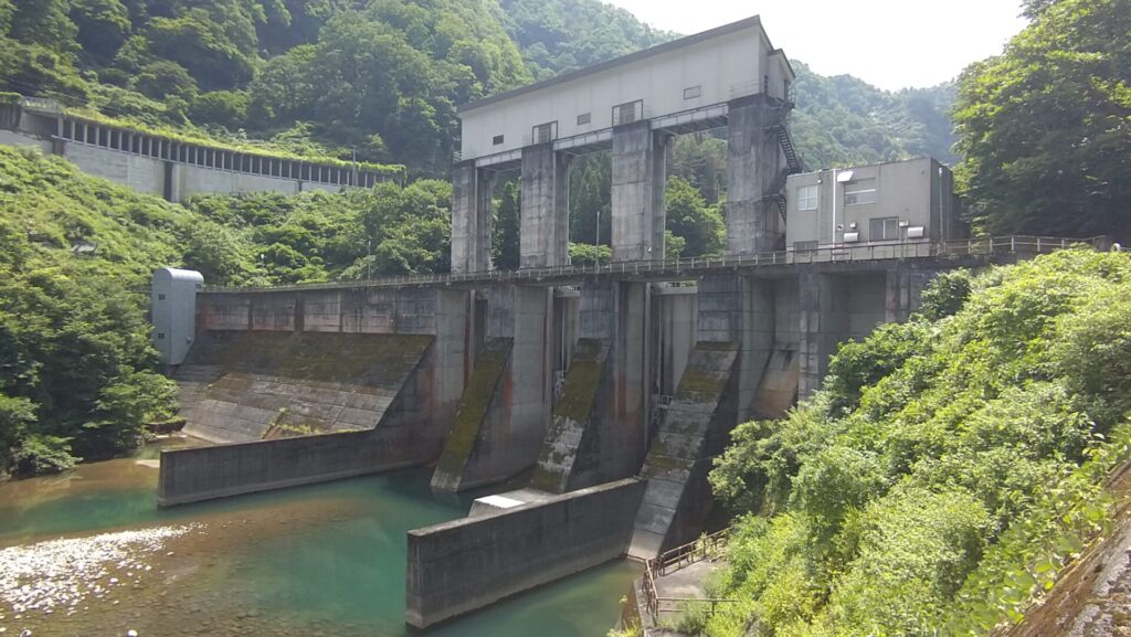 左岸の下流側から見た穴藤ダム