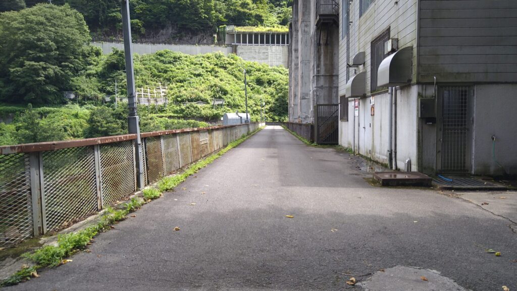 穴藤ダムの天端