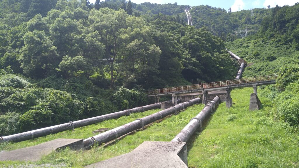 穴藤ダムから見える水圧鉄管