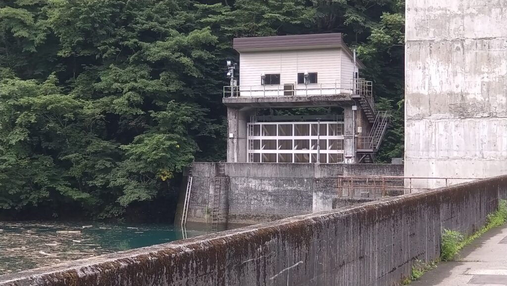 穴藤ダムの取水口