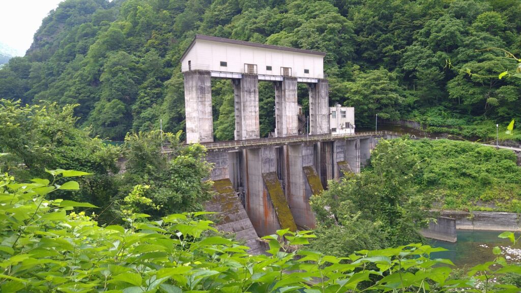 右岸から見た穴藤ダム