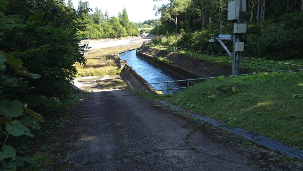 高野山ダムの水路