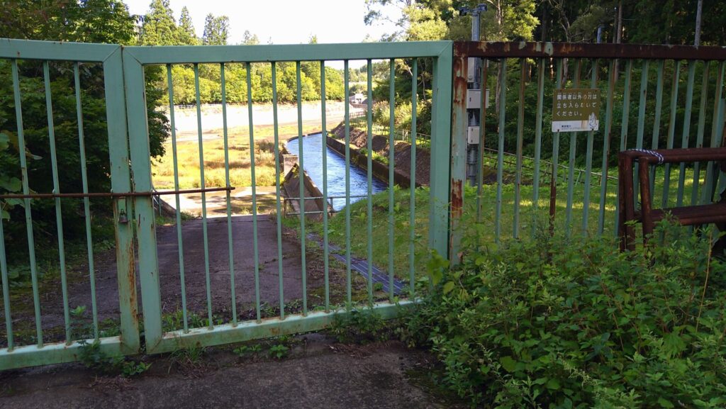 高野山ダムの水路付近のフェンス