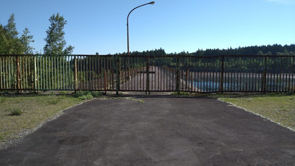 高野山ダムの天端のフェンス