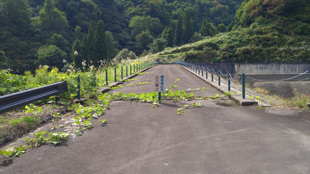 松葉沢ダムの天端