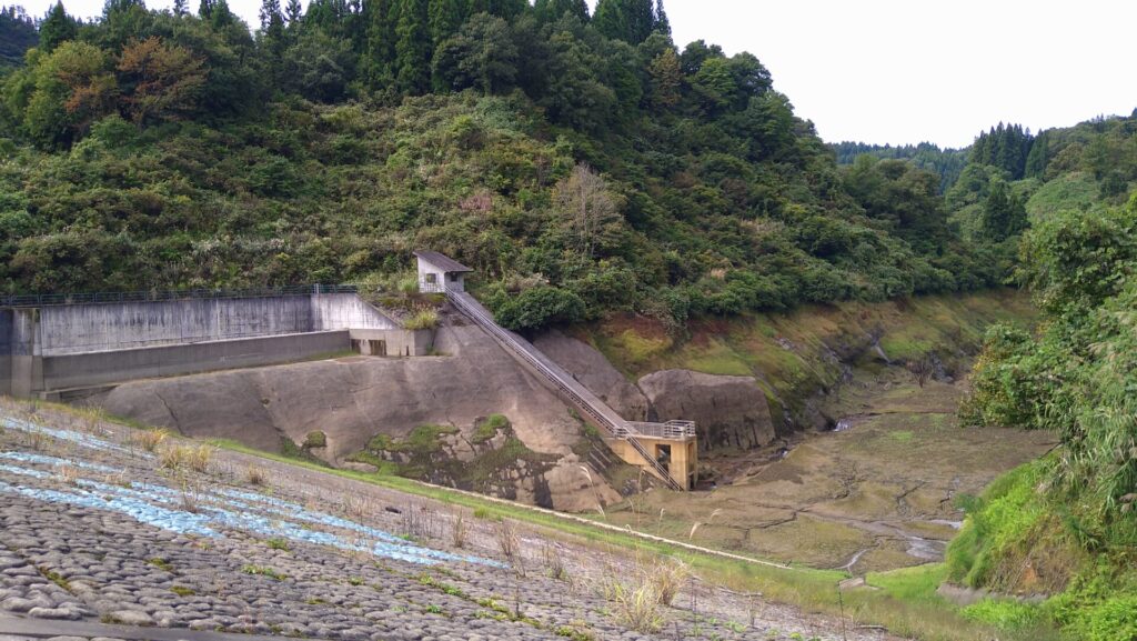 松葉沢ダムのダム湖