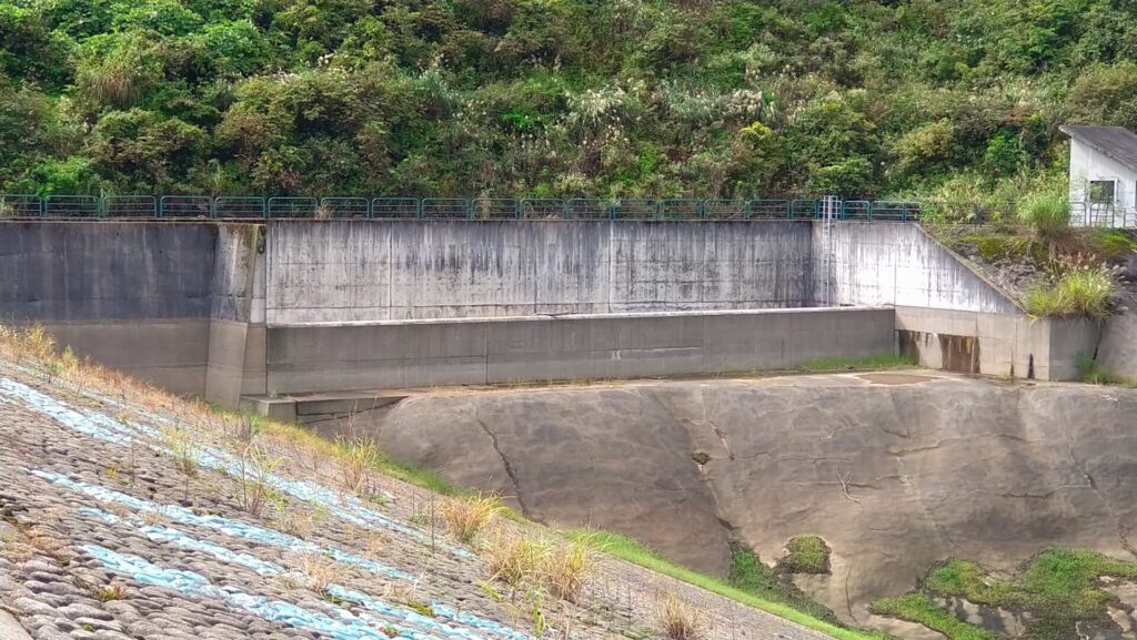 松葉沢ダムの洪水吐