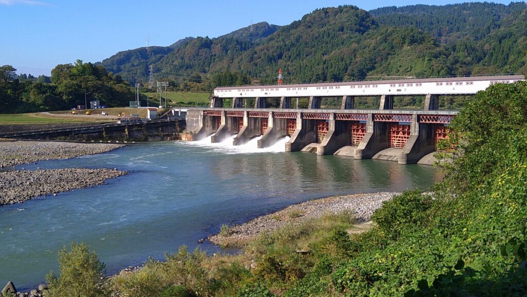左岸から見た宮中取水ダム