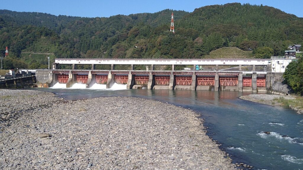 下流の橋から見た宮中取水ダム
