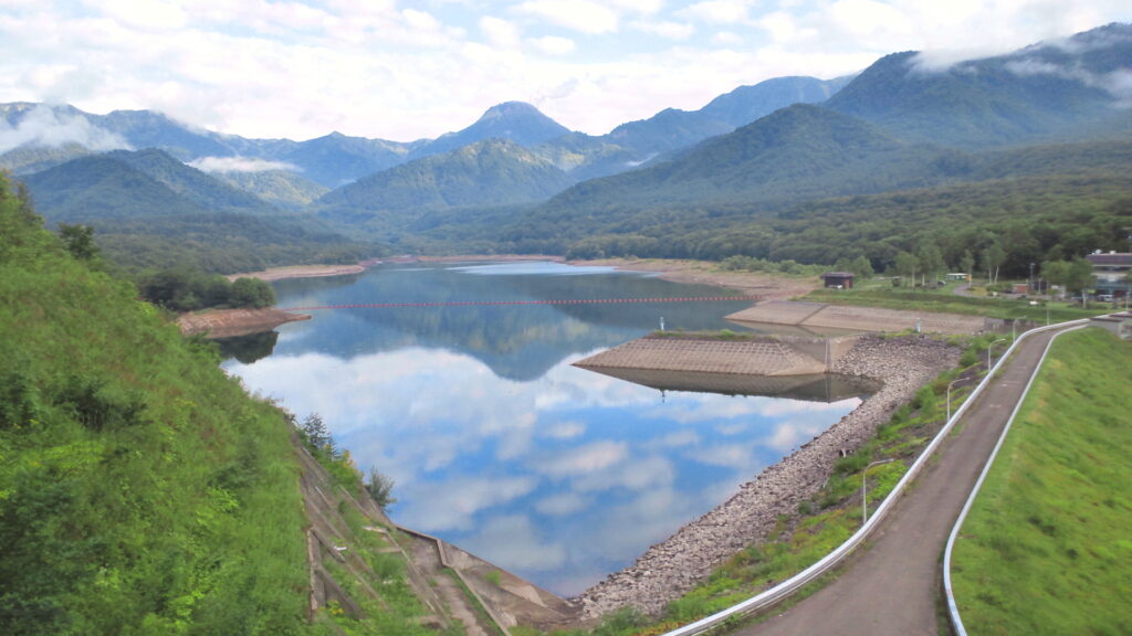高台から見た乙見湖の風景
