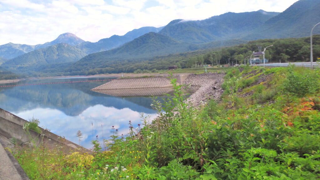 右岸の上流側から見た笹ヶ峰ダム