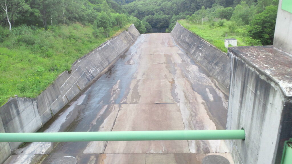 笹ヶ峰ダムの導流部