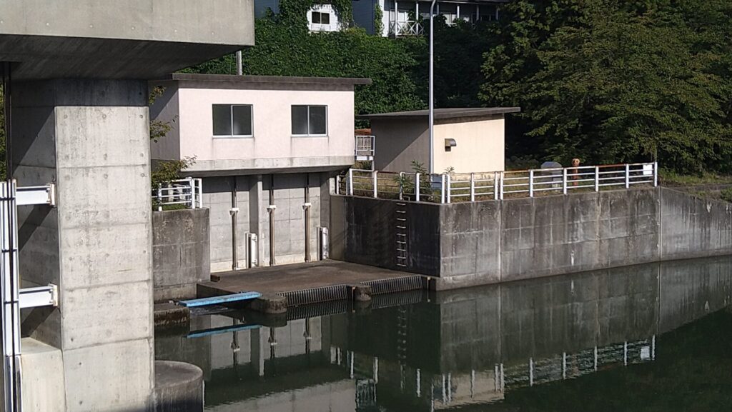 胎内川頭首工の右岸取水口
