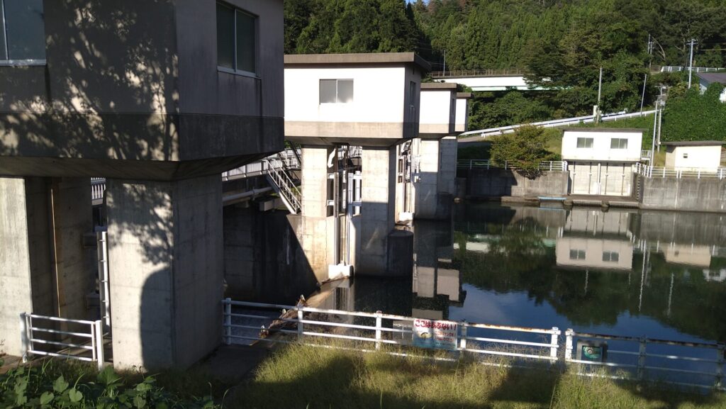 胎内川沿岸土地改良区の敷地から見える胎内川頭首工