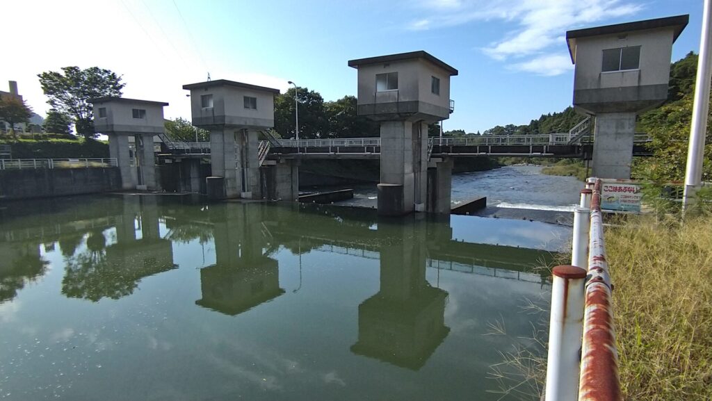 右岸から見た胎内川頭首工