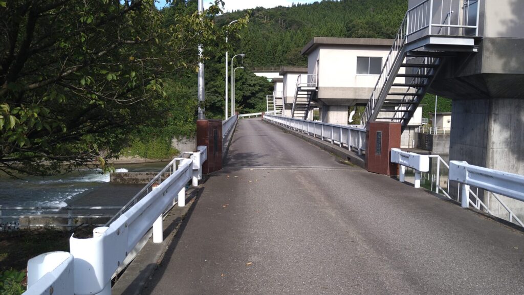 胎内川頭首工の天端