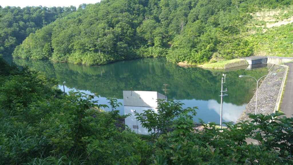 留山ダムのダム湖