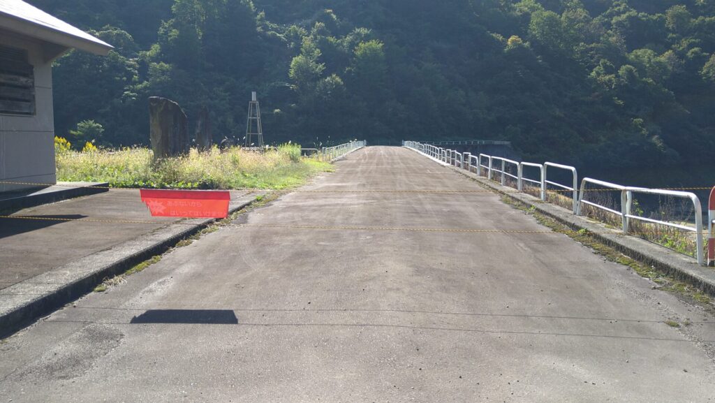 坪山ダムの天端