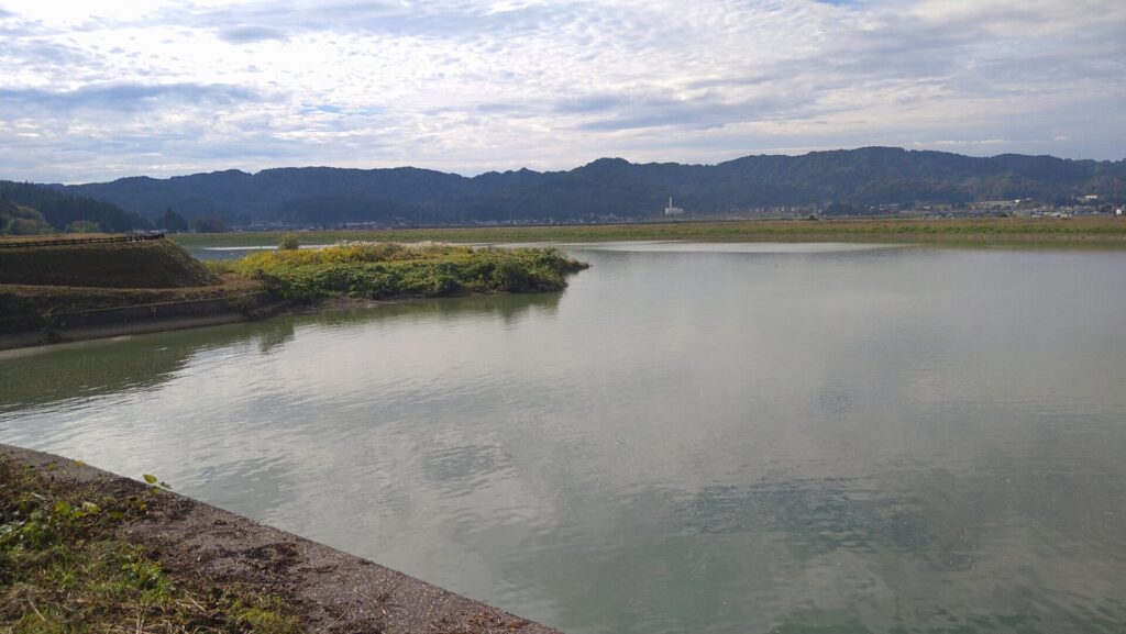 山本調整池のダム湖