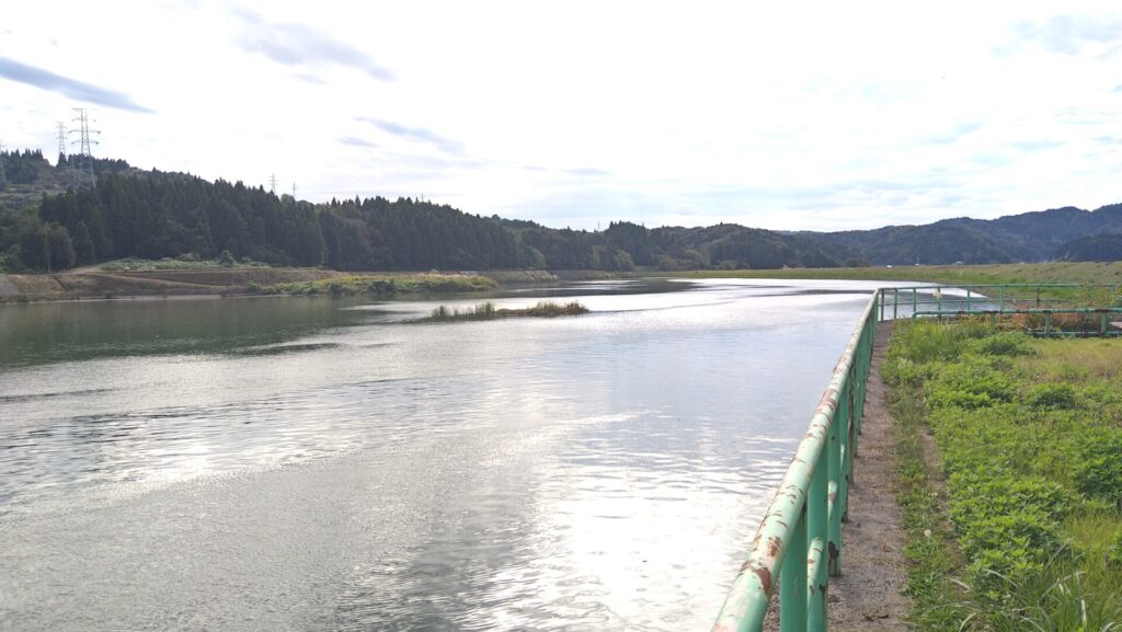 山本調整池のダム湖