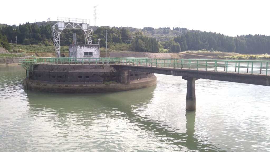 山本調整池の設備